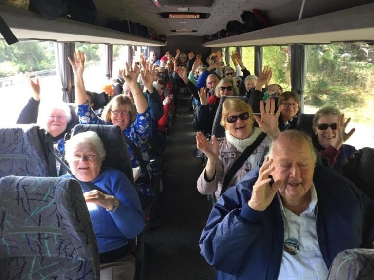 adultos mayores viajando en autobus flecha bus