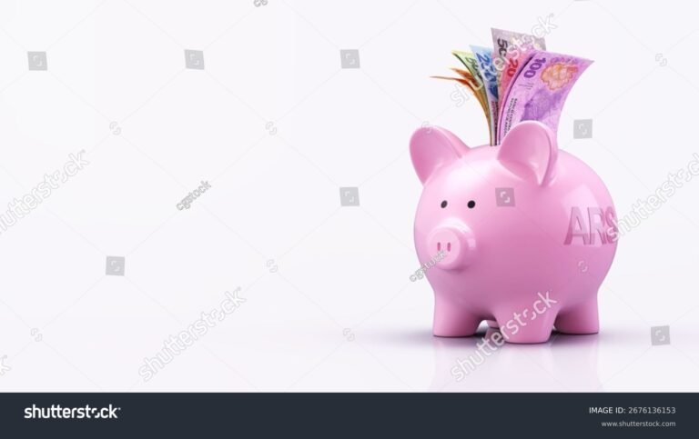 alcancia con billetes y monedas argentinas