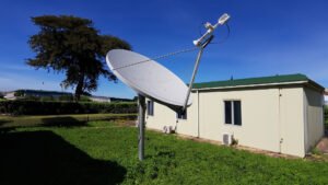 antena parabolica y modem en hogar argentino