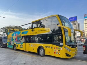 autobus en carretera entre ciudades argentinas