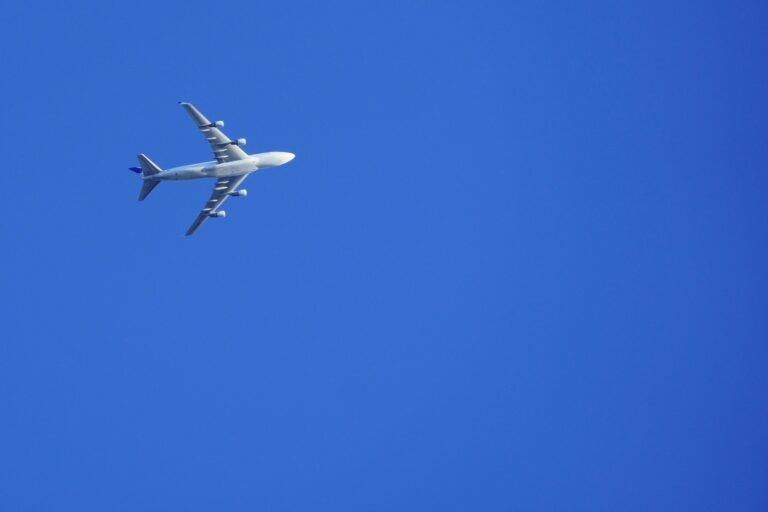 Cuándo es el Cyber Monday de Aerolíneas Argentinas y qué ofertas tiene 25 avion volando sobre cielo azul claro