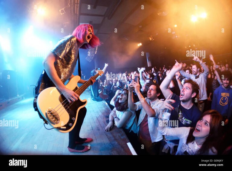 banda de rock en escenario con publico