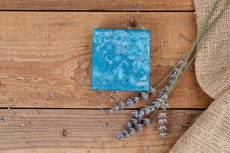 Qué usos y beneficios tiene el jabón azul en barra en casa
