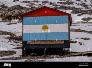 base antartica con bandera argentina visible