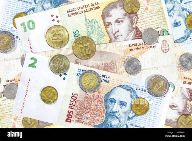Cómo Consultar el Valor Actual del Real en Pesos Argentinos 16 billetes argentinos junto a monedas reales brasilenas
