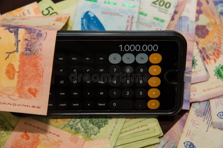 billetes argentinos y calculadora sobre mesa