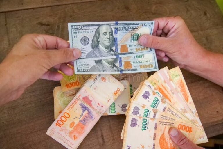 Cómo afecta la cotización del dólar a los pesos argentinos