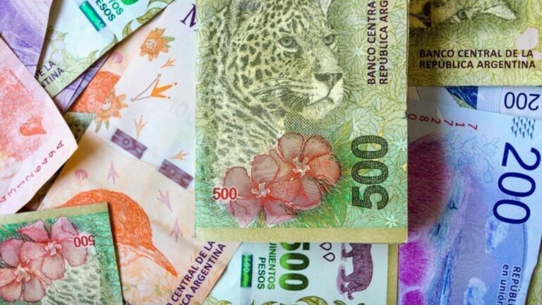 Qué implica el cierre del dólar blue para la economía argentina 6 billetes argentinos y graficos economicos coloridos