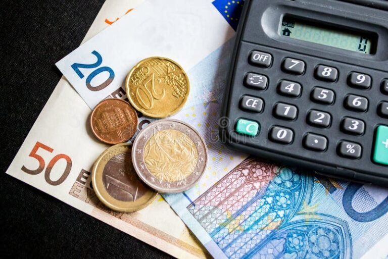 billetes de euros con calculadora y monedas