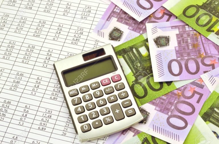 billetes de euros junto a calculadora financiera