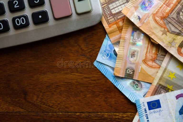 Cómo se actualizan los créditos UVA y qué beneficios tienen 14 billetes y calculadora sobre mesa de madera