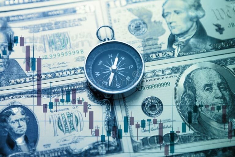 Por qué suben las tasas de plazo fijo y cómo afecta a tu inversión 11 billetes y reloj sobre grafico financiero azul