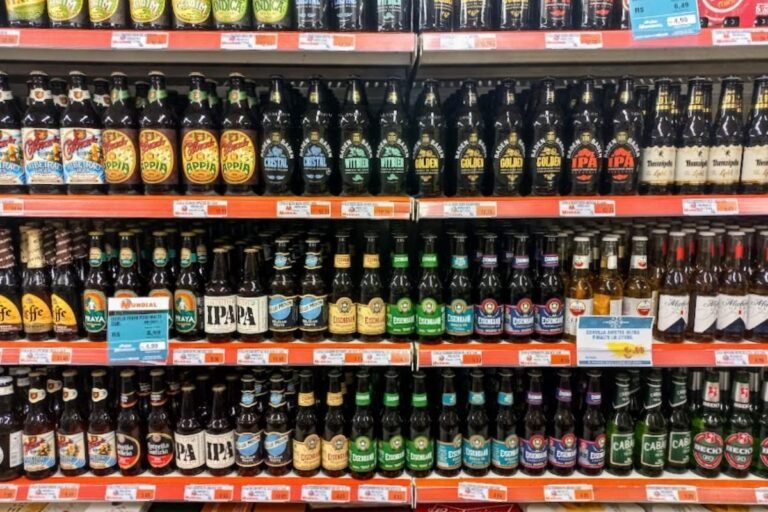 botellas de cerveza brahma en supermercado