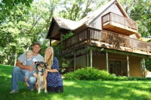 cabana rustica con perro feliz afuera