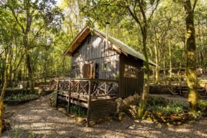 cabanas rusticas junto al rio parana