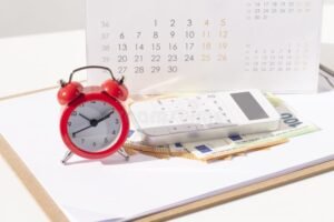 calendario con billetes y reloj clasico
