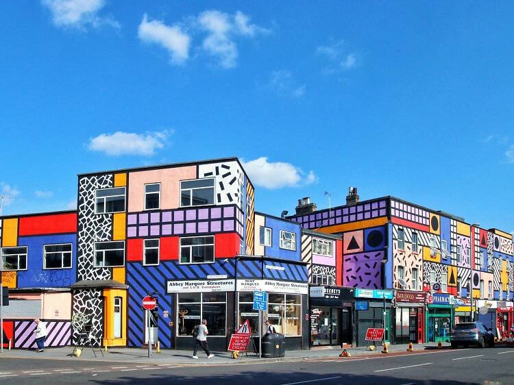 calles comerciales con tiendas y restaurantes vibrantes