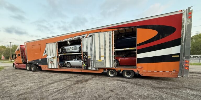 camion trailer transportando autos seguros carretera