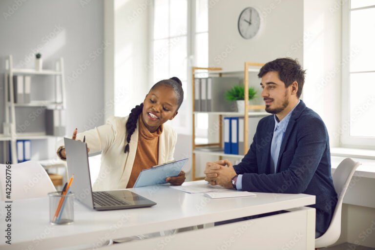 cliente consultando deuda bancaria en computadora