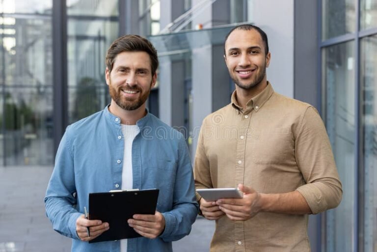 Quiénes son Mira y López en Santa Fe y qué servicios ofrecen 7 dos profesionales sonrientes en oficina moderna