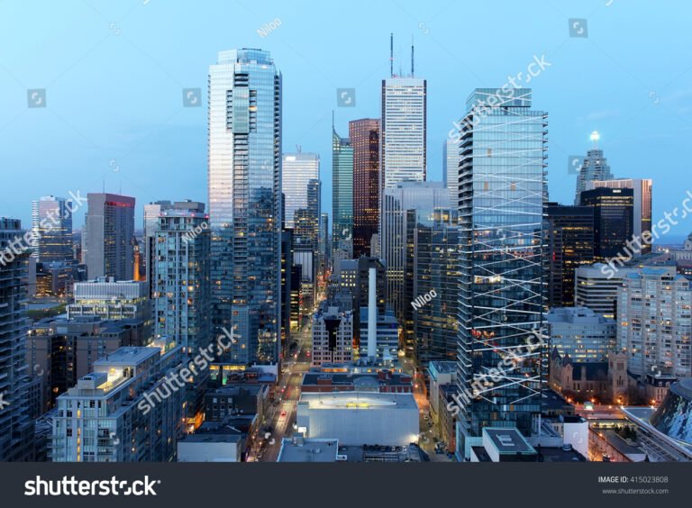 edificios financieros en toronto al amanecer