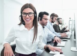 empleado sonriente en call center moderno