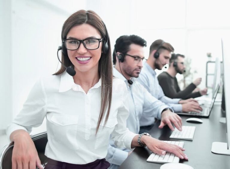 Cuáles son los mejores call center en Mar del Plata para trabajar 11 empleado sonriente en call center moderno