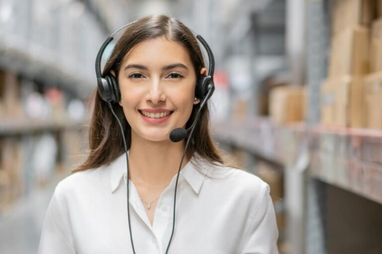 equipo de atencion al cliente sonriente hablando por auriculares
