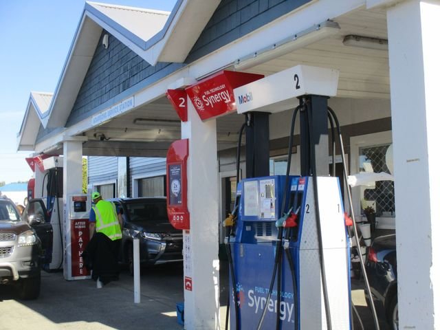 Qué beneficios ofrece la obra social para estaciones de servicio 15 estacion de servicio atendiendo clientes felices