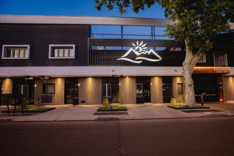 Cuáles son los servicios y tarifas del Motel Don Juan en Salta 21 fachada motel don juan salta nocturna