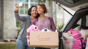 familia feliz recibiendo ayuda economica estatal