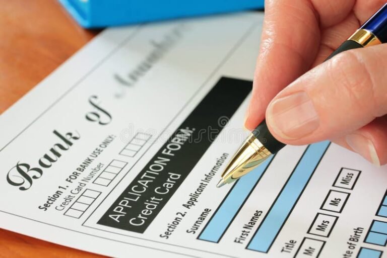 formulario bancario y mano firmando documento