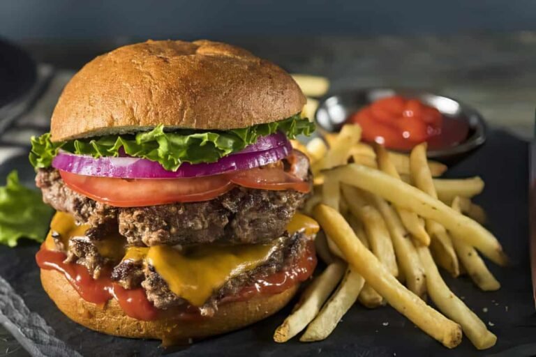 Cuánto cuesta una hamburguesa en Mostaza y qué opciones ofrecen 7 hamburguesa jugosa con papas fritas coloridas