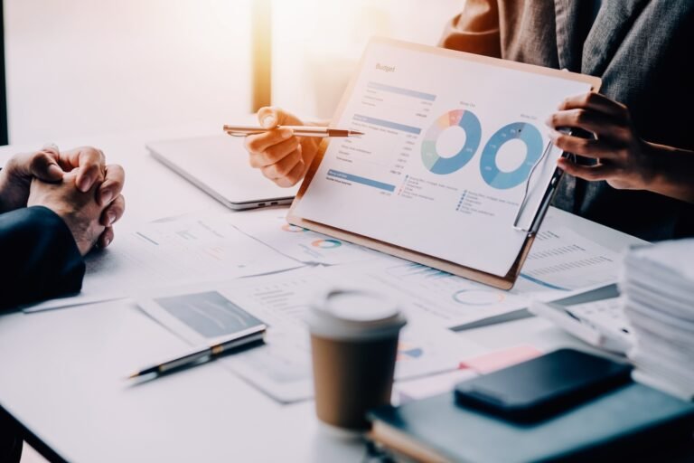 inversionistas revisando graficos financieros juntos