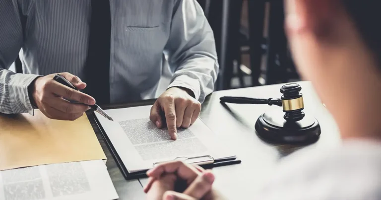 Cómo puedo emanciparme legalmente en Argentina y qué requisitos necesito 12 Joven firmando documento legal importante