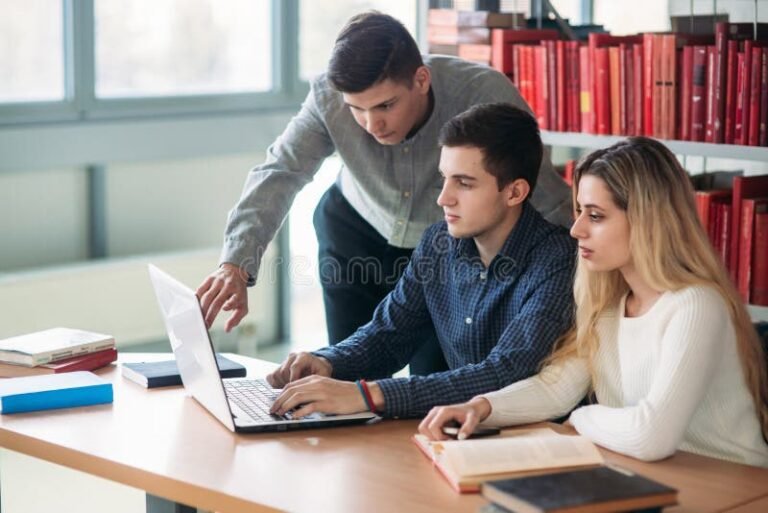 Cuánto paga el Plan Progresar y quiénes pueden acceder 7 jovenes estudiando con computadora y libros
