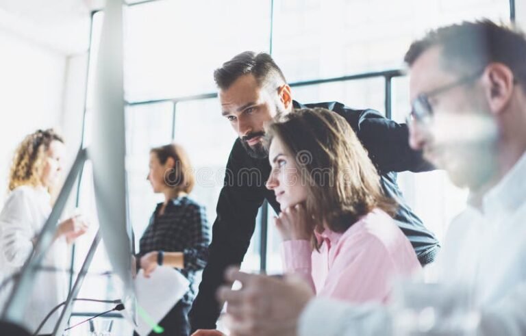 Qué carrera debo estudiar para trabajar en un banco en Argentina 16 jovenes profesionales en oficina bancaria moderna