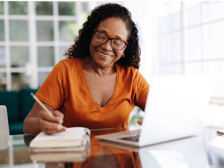 jubilado feliz revisando documentos financieros 1
