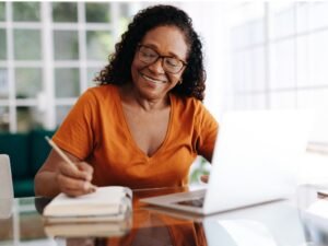 jubilado revisando documentos financieros felizmente