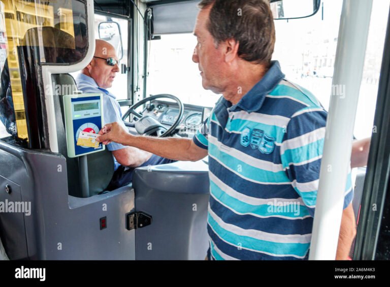 jubilado usando tarjeta sube sonriente urbana