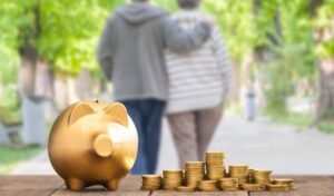 jubilados cobrando en ventanilla bancaria