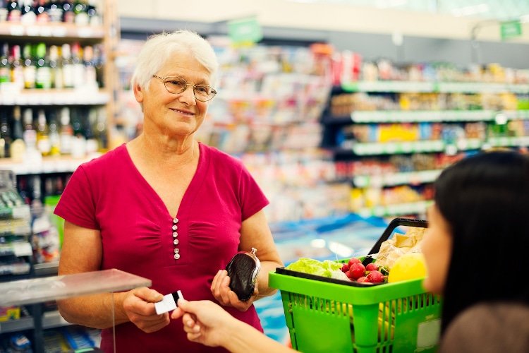 jubilados comprando en supermercado coto