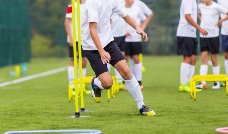 jugadores entrenando en cancha de futbol