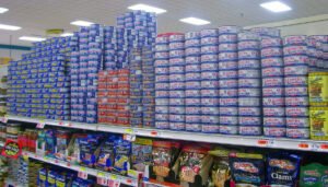 latas de atun apiladas en supermercado