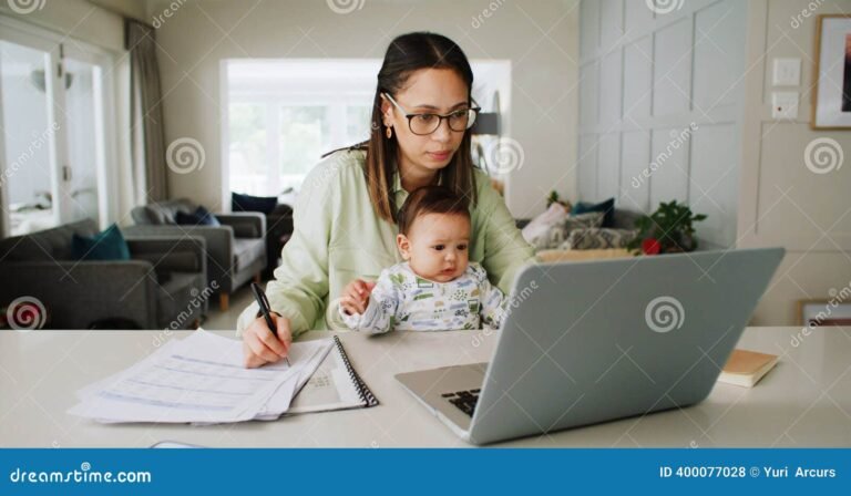 Cuánto se fue la asignación por hijo y cómo consultarla 8 madre con nino consultando documentos en casa