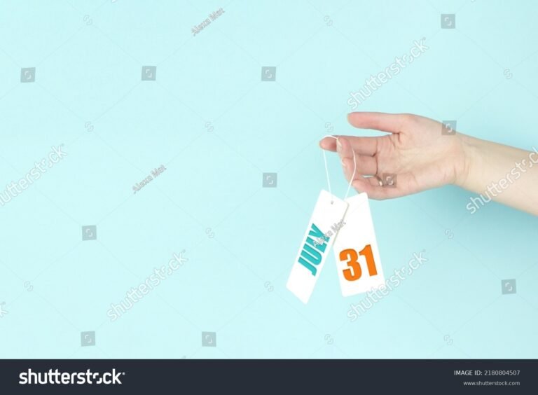 mano entregando efectivo con calendario mensual