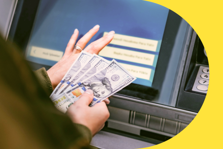 mano pagando tarjeta de credito anticipadamente