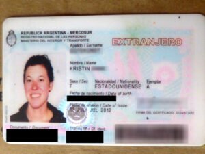 mano sosteniendo documento dni argentino close up