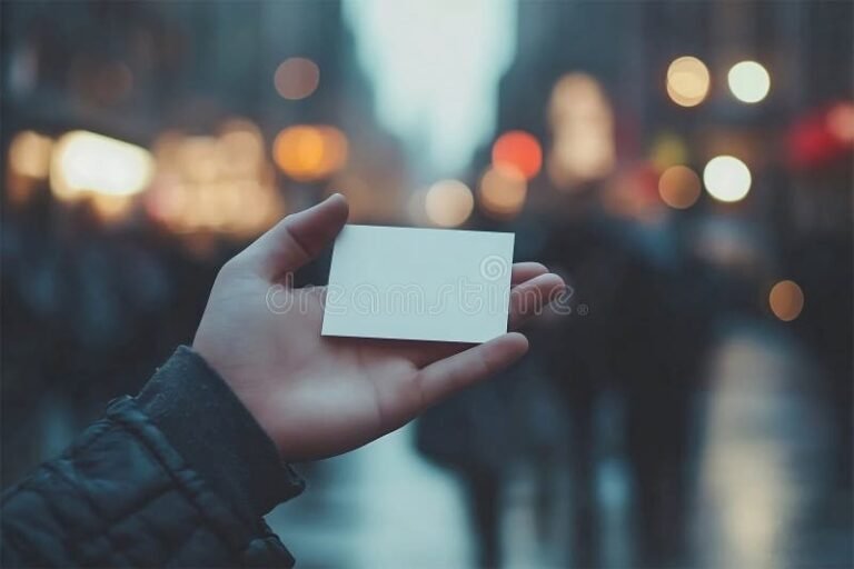 mano sosteniendo tarjeta sube urbana 1