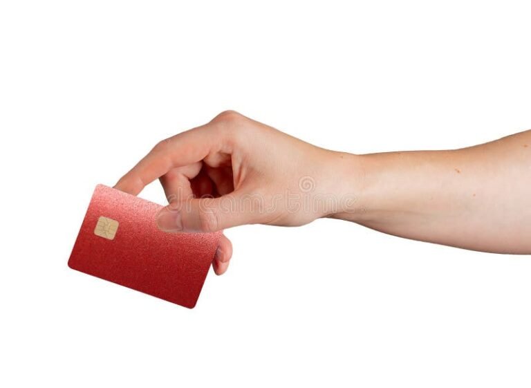 mano sosteniendo tarjeta visa brillante